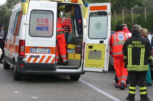 Malore al volante, si schianta contro un cancello