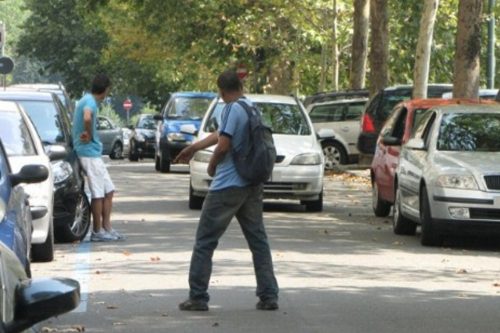 Gussago: lotta al monopolio dei parcheggiatori abusivi Gussago: lotta al monopolio dei parcheggiatori abusivi