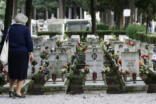 Al cimitero di Passirano costi altissimi, protesta tra i cittadini