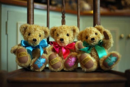 Incendia i peluche della figlia e la chiude in casa: Carabiniere reagisce con rabbia alla separazione