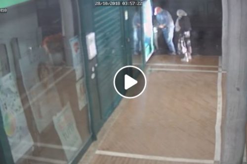 Scassinano il distributore automatico della Farmacia Tomasoni: individuati i due malviventi