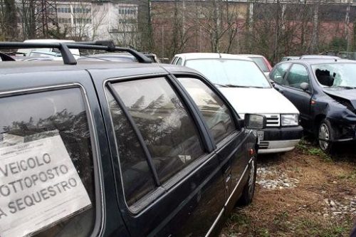 Ripetutamente alla guida senza patente: gli sequestrano 5 automobili