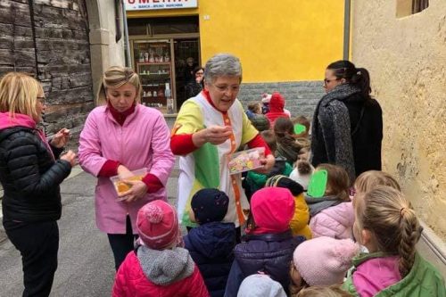 FOTONOTIZIA: Appuntamento fisso con le caramelle… in Salumeria!