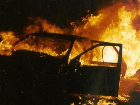 L’auto si spegne e s’incendia: attimi di paura in via Casaglio a Gussago L’auto si spegne e s’incendia: attimi di paura in via Casaglio a Gussago