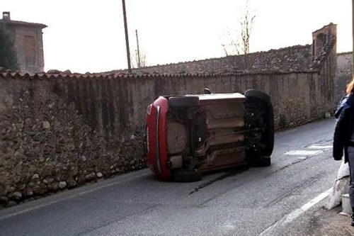 Automobile si ribalta in Via Libertà: è polemica su viabilità e tuttela dei pedoni