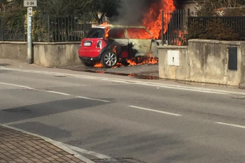 ULTIM’ ORA ESCLUSIVA IL PUNTO: Macchina Prende Fuoco a Rodengo Saiano. Tanto Spavento ma Nessuna Vittima