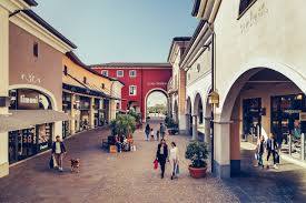A Hero Never Dies: Josè Molina Colora l’Outlet Franciacorta Con le Sue Opere Giocose e Colorate