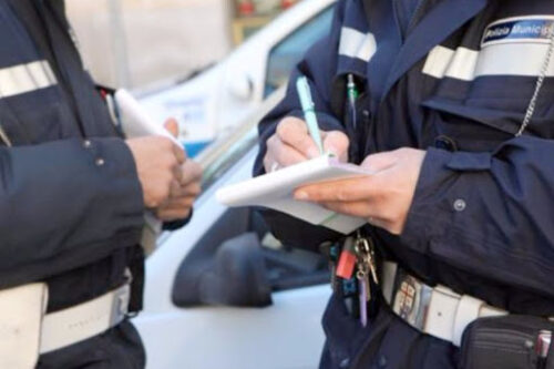 Rifiuti abbandonati per strada e guida senza patente. Sanzioni per un cittadino di Gussago Rifiuti abbandonati per strada e guida senza patente. Sanzioni per un cittadino di Gussago