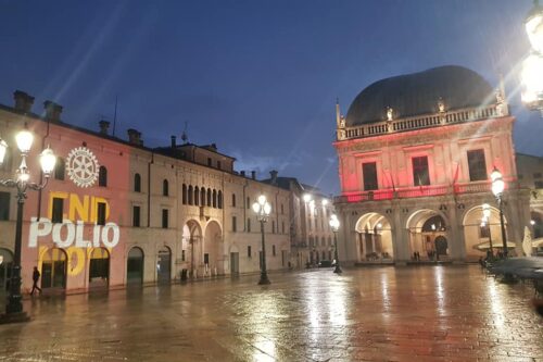 Giornata internazionale per l’eradicazione della Polio: Palazzo Loggia si tinge di rosso