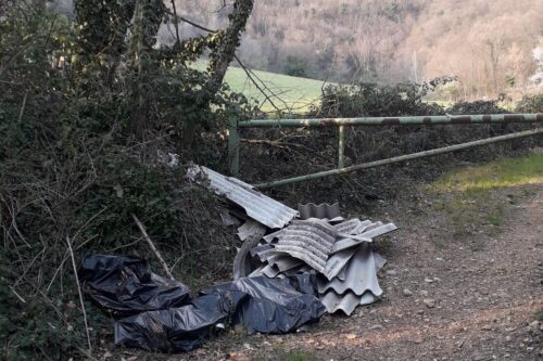 Allarme rifiuti abbandonati in via dei Camaldoli a Gussago Allarme rifiuti abbandonati in via dei Camaldoli a Gussago