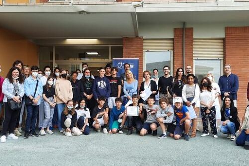 Gussago: i ragazzi della 3°F delle medie di Gussago portano un dono al centro NeMo