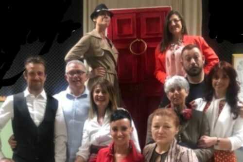 L’albero di scarpe apre il sipario in piazza a Passirano: non mancate!