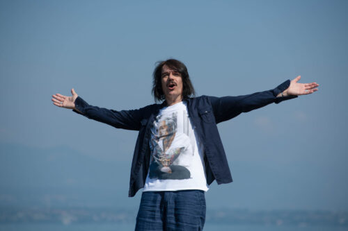 Luca Ploia stupisce con una musicassetta: è su Youtube il videoclip de “Il mio grido per te” Luca Ploia stupisce con una musicassetta: è su Youtube il videoclip de “Il mio grido per te”