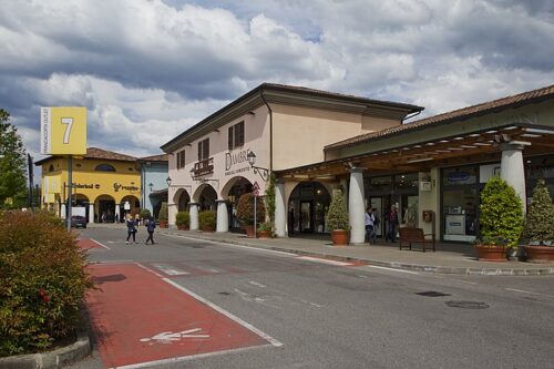 Colpito dai ladri all’Outlet Franciacorta: un aggressore è stato arrestato