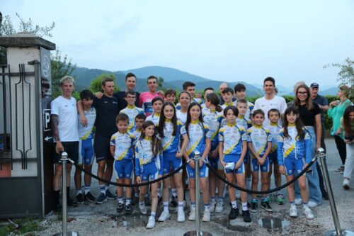 I giovani del progetto ciclismo di Rodengo Saiano incontrano la Maglia Rosa Bruno Armirail