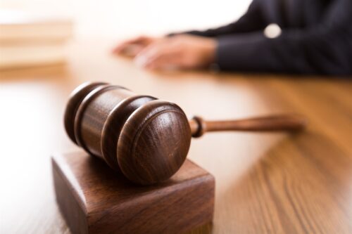 Imprenditrice di Gussago a processo: l’accusa è reclutamento con finalità terroristiche