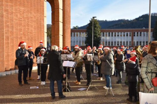 Una Natale di gioia agli Spedali Civili grazie al Corpo Musicale A. Raineri e agli Alpini