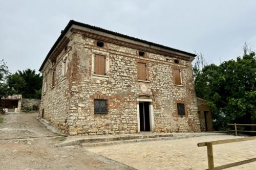 Eccellenza nel territorio: Rodengo celebra la rinascita della cascina Frate Sole, ora centro di incontri e innovazione