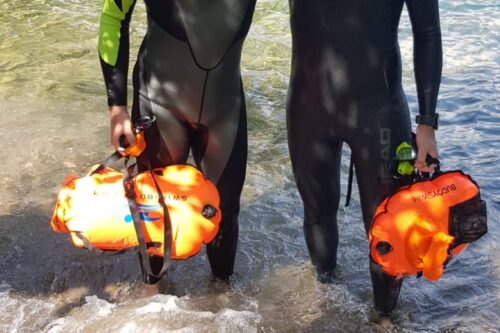 Daniele Pasinelli di Paderno e l’amico Fabio Mattei di Lumezzane compiono a nuoto il giro di Montisola: pronti a ripetersi per una nobile causa