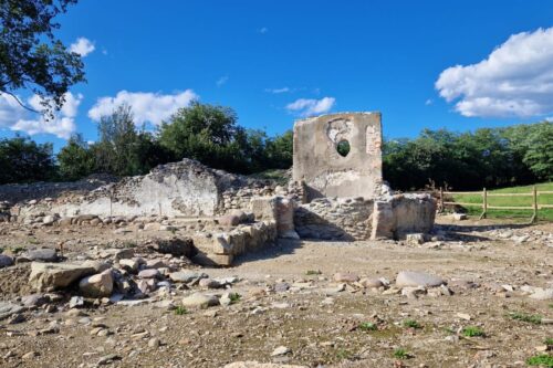 Riscoperte storiche a Passirano: un ponte tra le ere nella piccola chiesa di san Vigilio